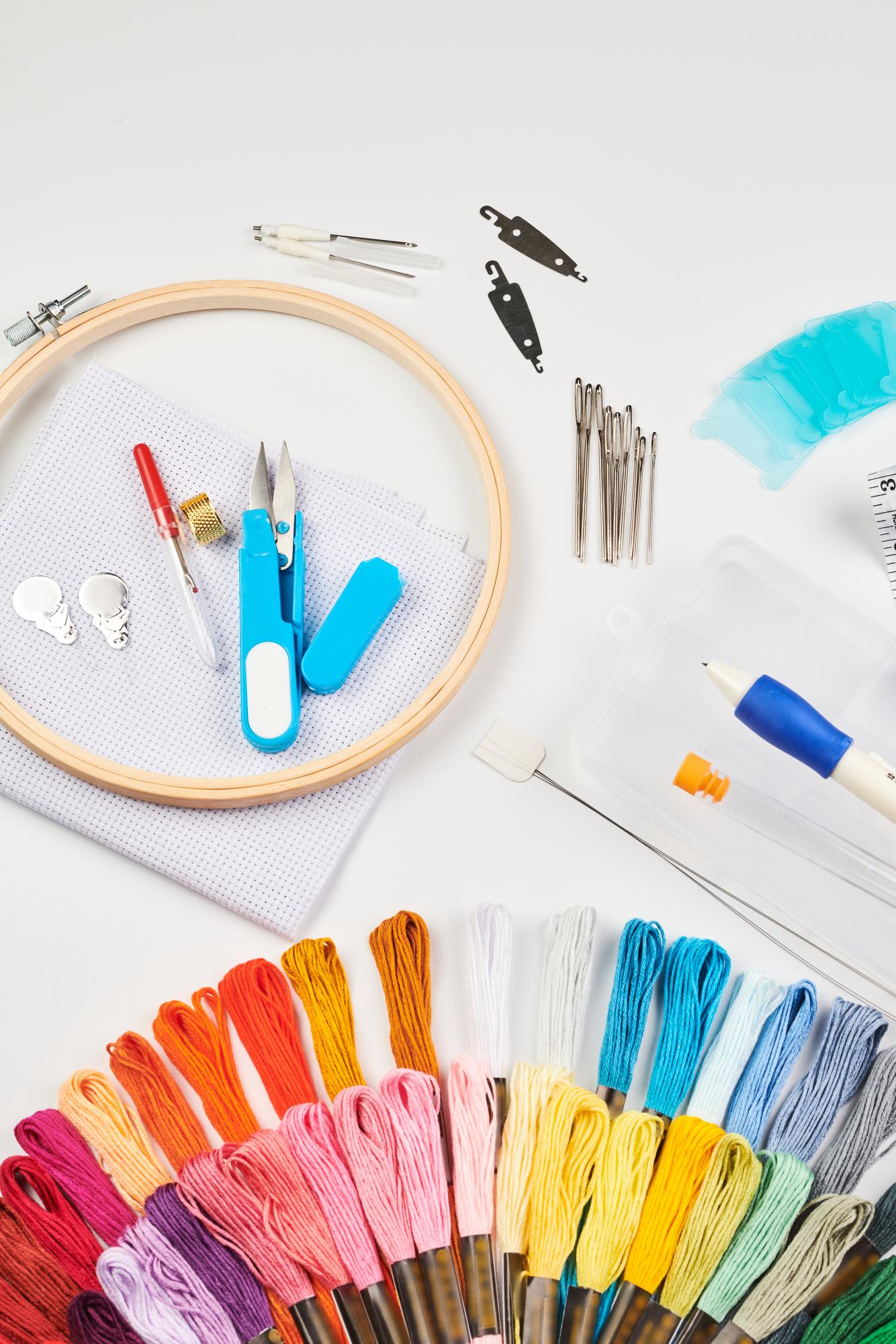 Composizione di kit per corsi di ricamo